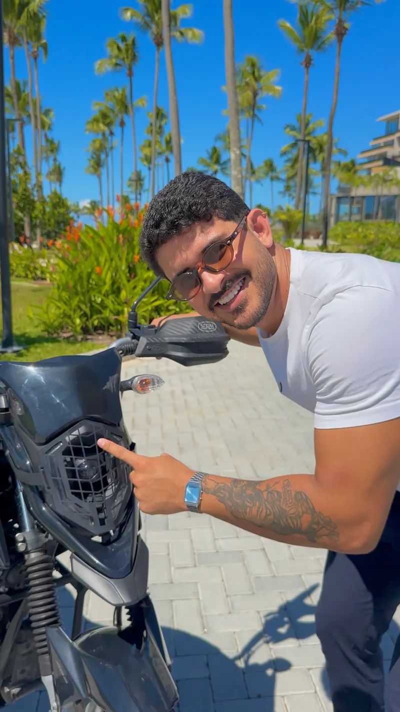 Victor avaliando o farol de uma moto
