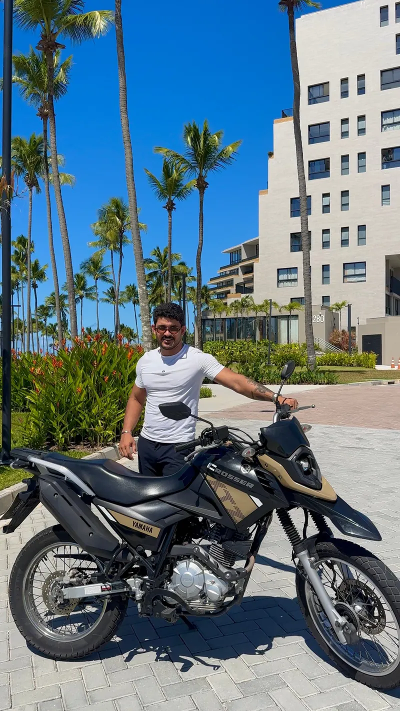 Victor com uma Yamaha Crosser