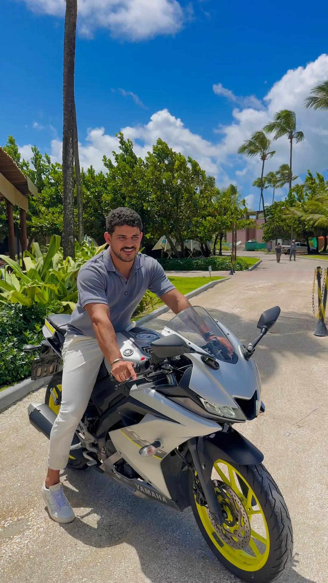 Victor Figueirôa sentado em uma Yamaha R15