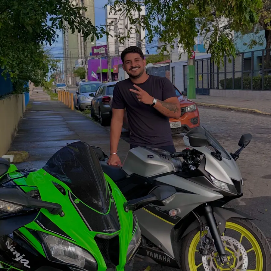 Victor entre uma Kawasaki Ninja e uma Yamaha R15