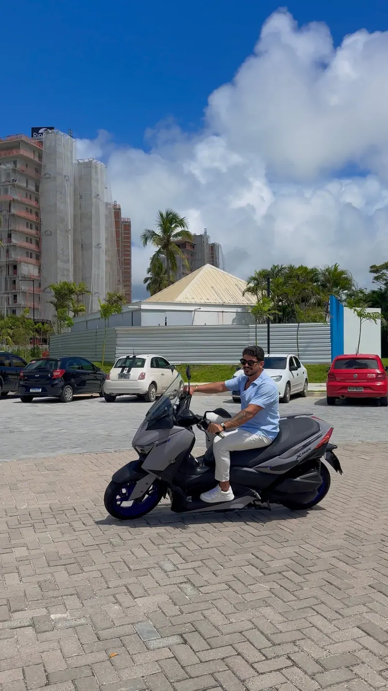 Victor pilotando uma Yamaha XMAX
